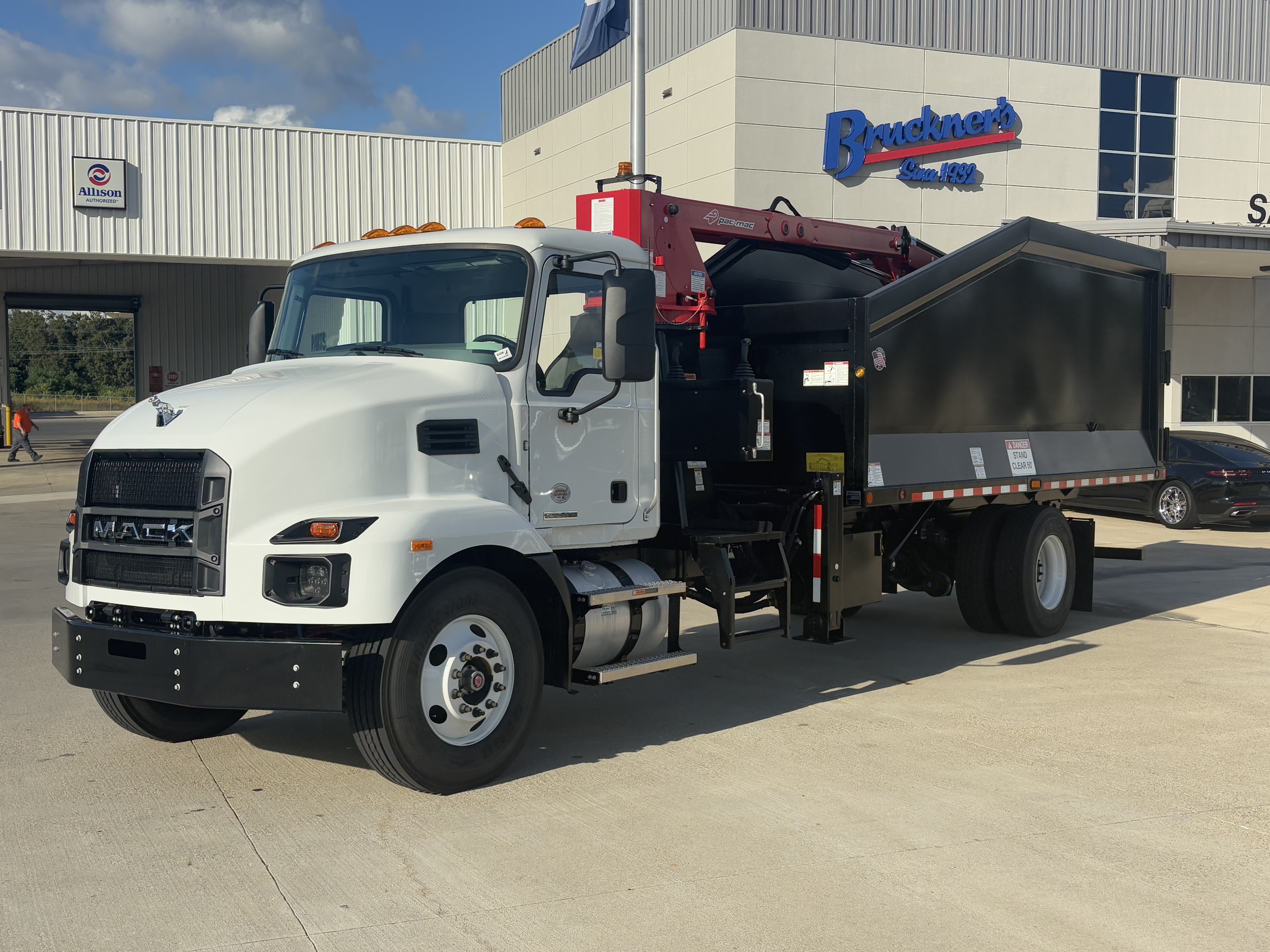 Pac-Mac KB20 Knuckleboom Grapple Truck