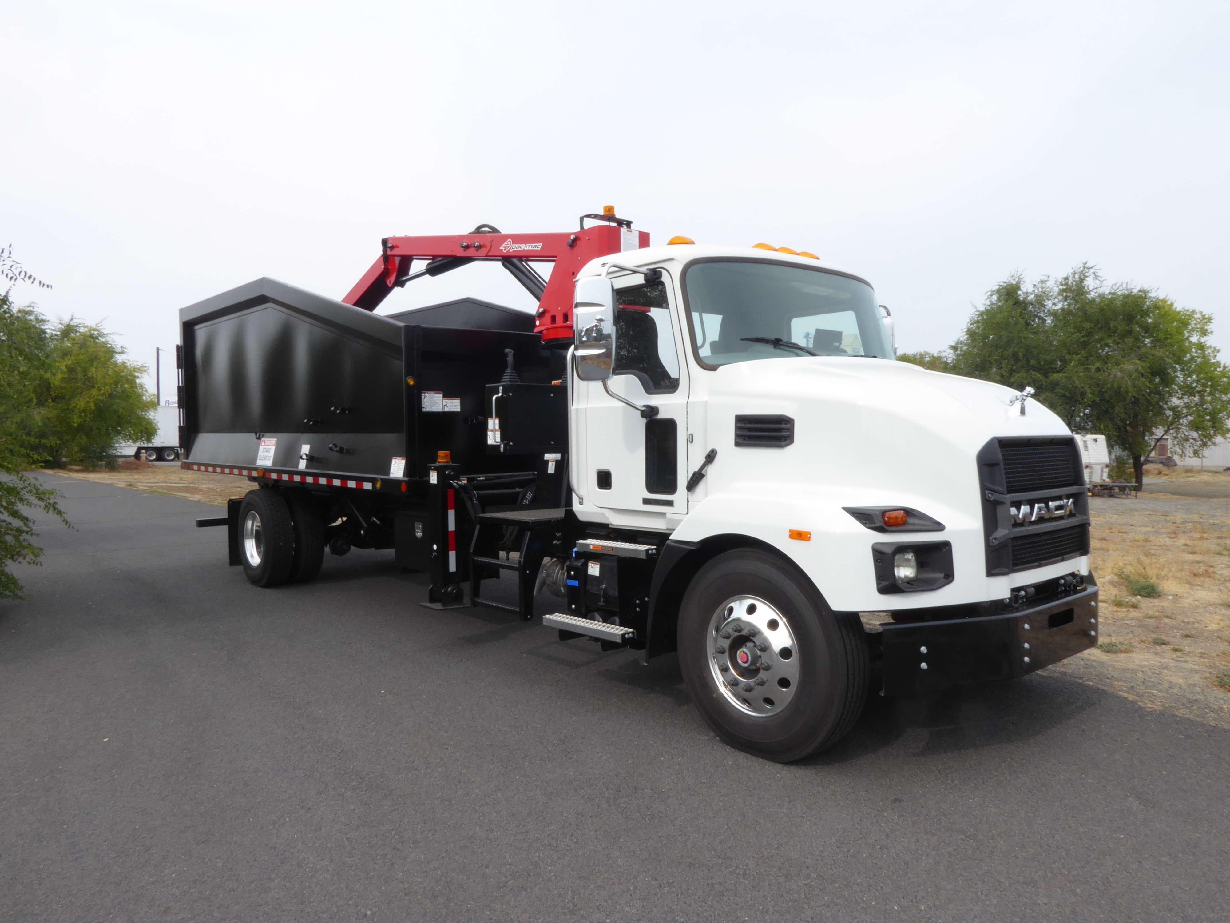Pac-Mac KB20 Knuckleboom Grapple Truck